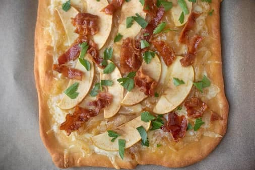 Caramelized Onion Apple and Bacon Flatbread Pizza