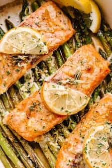 Oven Baked Salmon and Asparagus with Garlic Lemon Butter Sauce