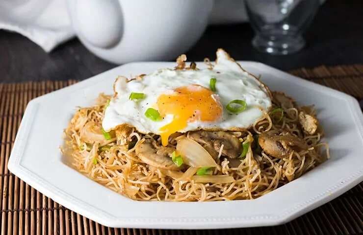 Fried Eggs with Chinese Noodles