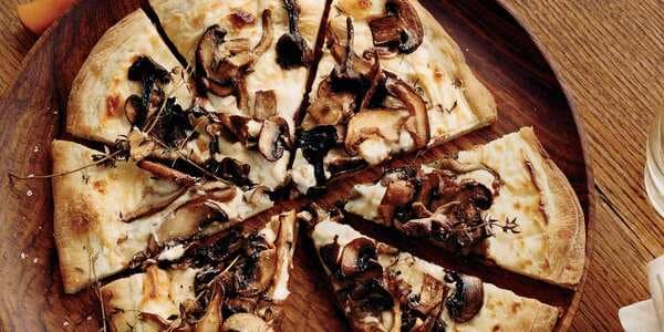 Mushroom-And-Goat Cheese Béchamel Pizzas