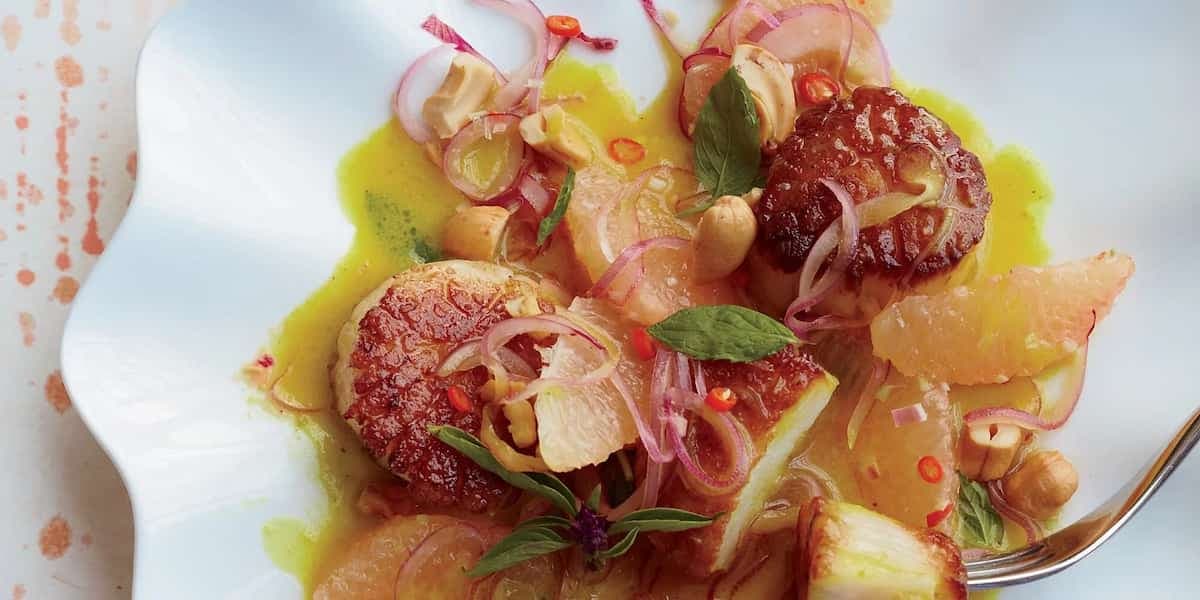 Scallops In Yellow Curry With Spicy Grapefruit Salad