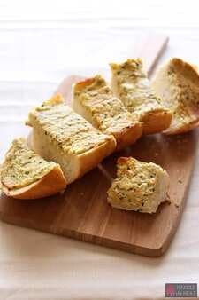 Caramelized Onion And Goat Cheese Garlic Bread
