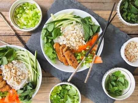 Vietnamese Rice Noodle And Sesame Tempeh Bowl