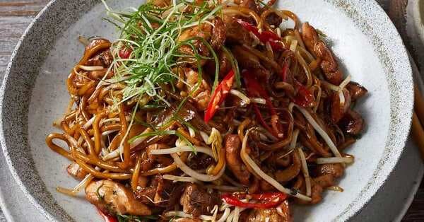 Stir Fries Hokkien Noodles With Chicken, Chilli And Bean Sprouts