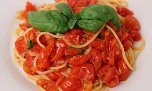 Spaghetti With Fresh Tomato Marinara