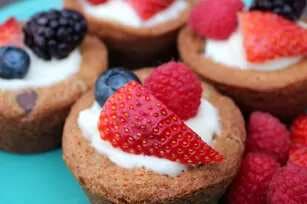 Fruit-Topped Cheesecake-Filled Cookie Cups