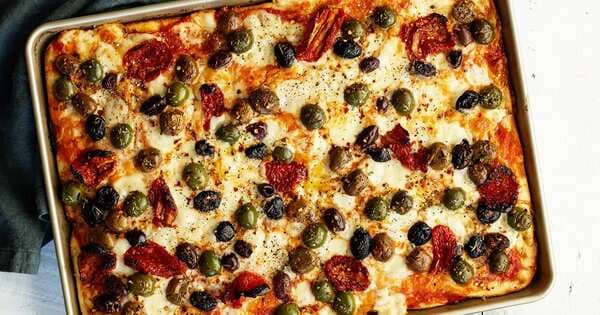 Baking-Sheet Pizza With Olives And Sun-Dried Tomatoes