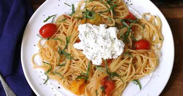 Summer Pasta With Tomatoes, Basil And Ricotta