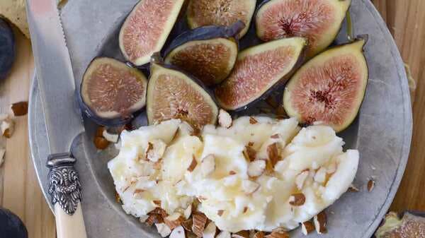 Figs With Ricotta, Honey And Almonds
