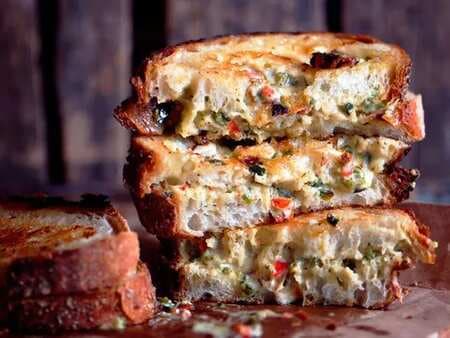 Grilled Chili-Cheese Spread Sandwiches