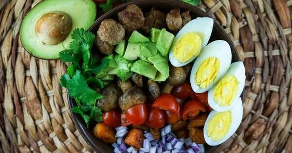 Whole30 Breakfast Salad With Sausage