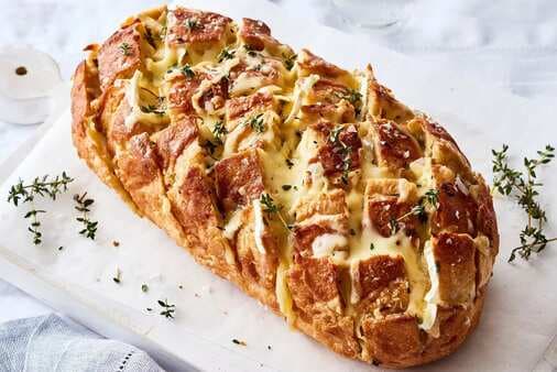 Brie And Caramelised Onion Pull-Apart Bread