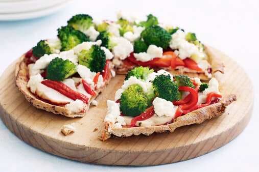 Chicken Broccoli And Roasted Capsicum Pizza