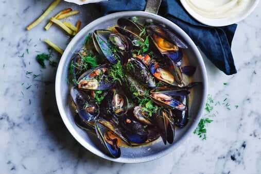 Mussels In Tomato And Wine Broth