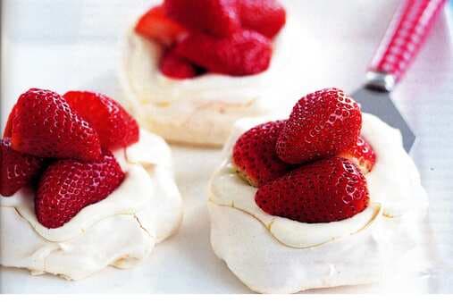 Pavlovas With Strawberries & Sour Cream