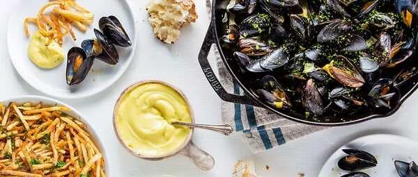 Steamed Mussels With Fries & Aioli