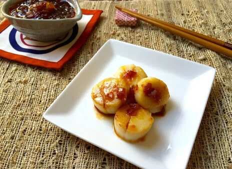 Pan Seared Scallops With Spicy Onion Sauce