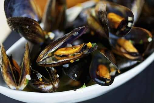 Steamed Mussels In Tomato-Garlic Broth