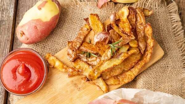 Don't Waste Potato Peels, Turn Them Into Crunchy Chips