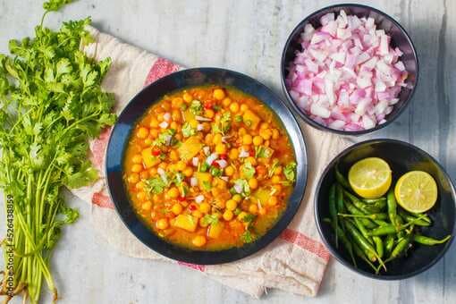 Ghugni: The Bengali Street Food Made With Chole Has Our Heart