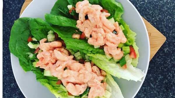 New Year 2023: Serve Up These Simple Prawn Boat Appetisers