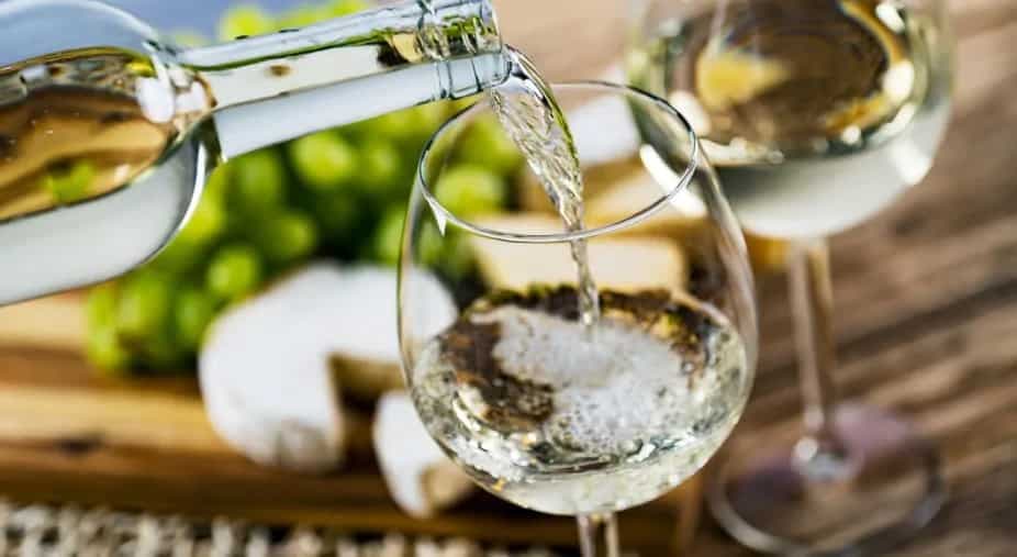 5 Reasons Pinot Grigio Is The Perfect Sipping Wine