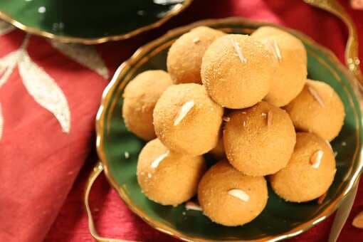 8 Tips To Make Halwai-Style Besan Ladoo This Festive Season