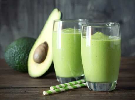 Avocado And Spinach Smoothie To Kickstart Your Day Properly