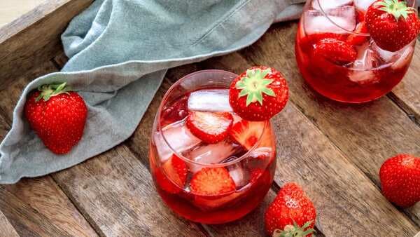 This 4-Ingredient Strawberry Soda Is Actually Good For Your Gut