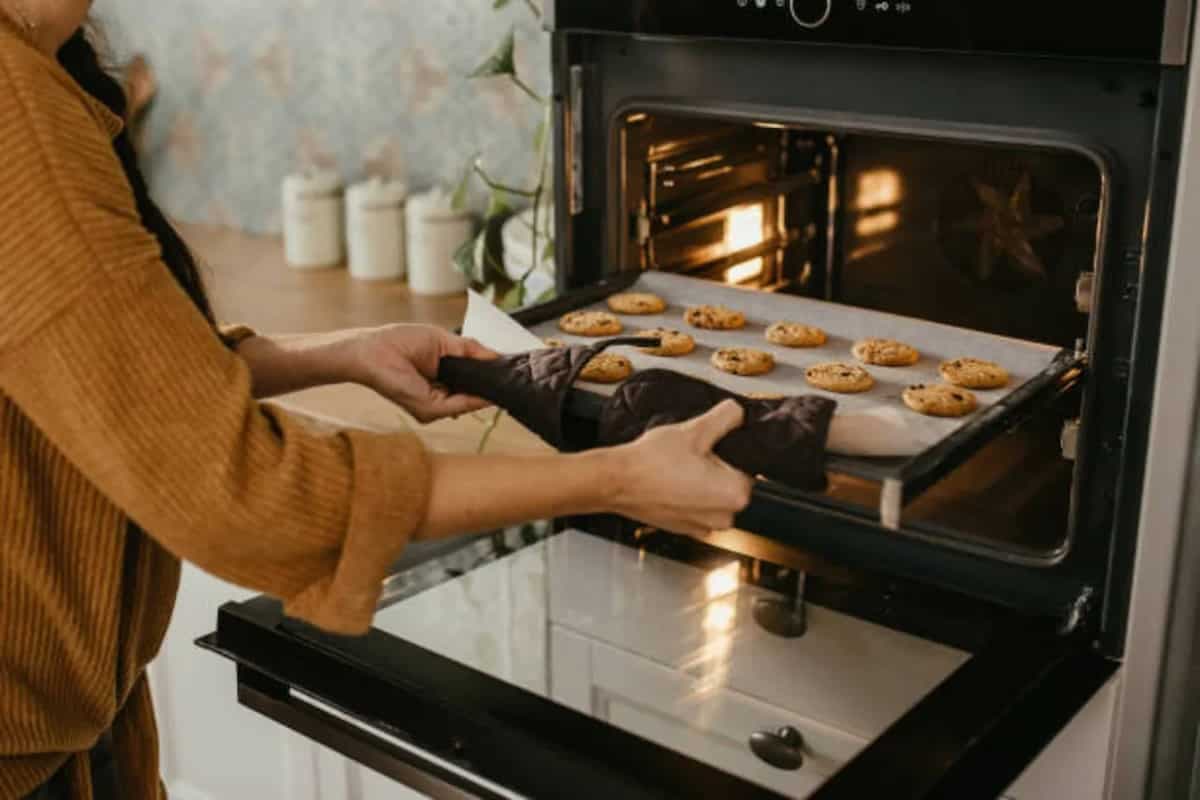 Baking Vs. Broiling: What's The Difference Between The Two?